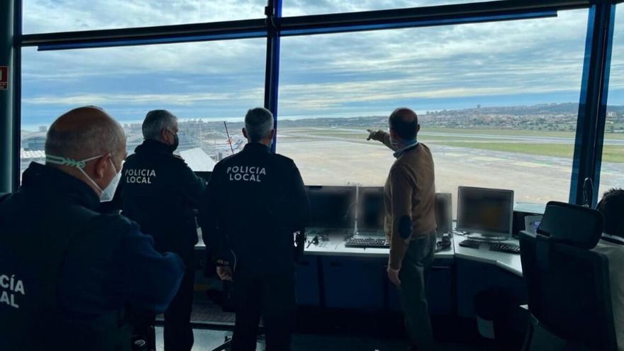 Visita de agentes de la UMAE a la torre de control del aeropuerto Alicante-Elche