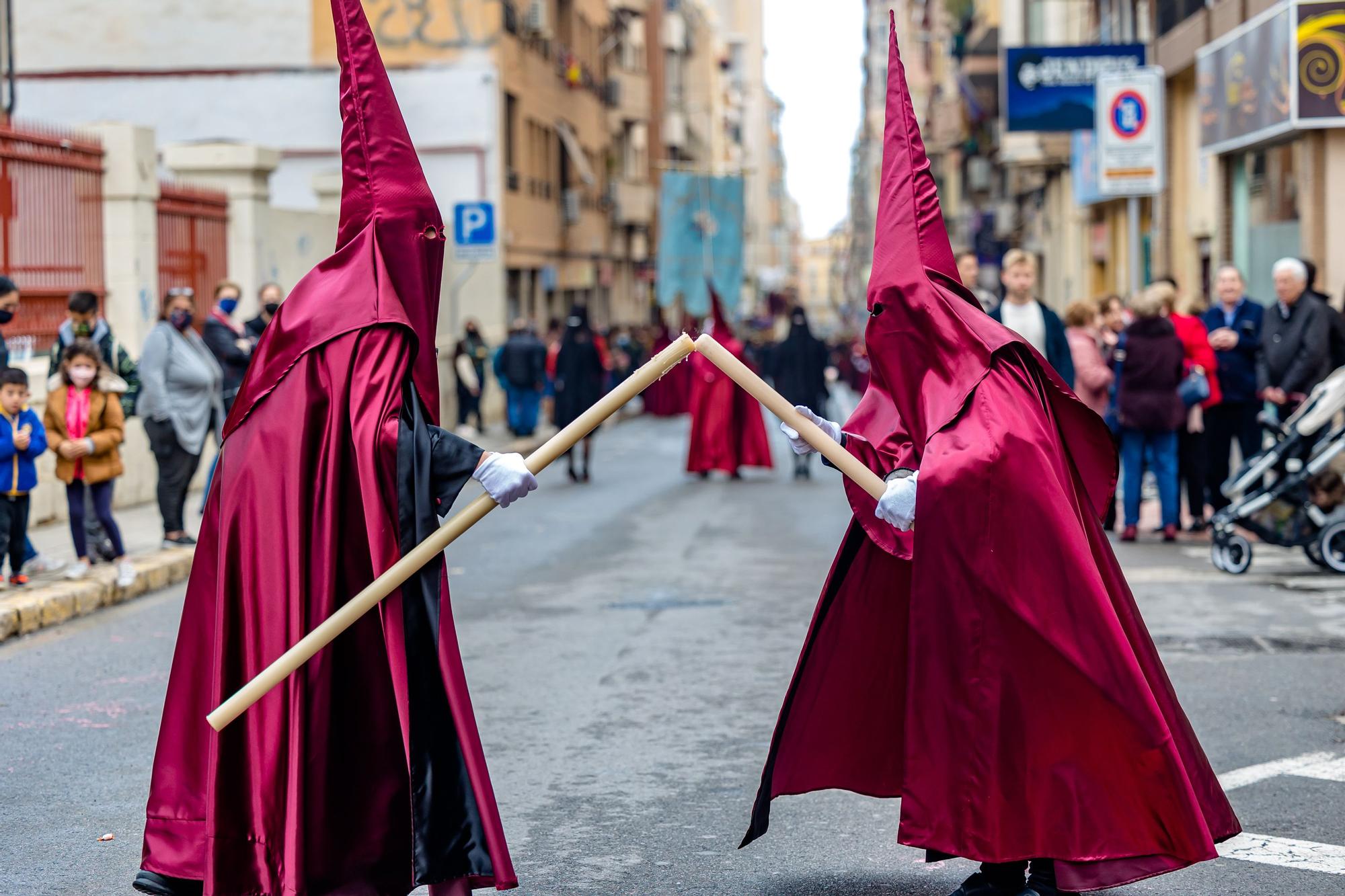 Procesión del Ecce Homo en Alicante  En Alicante las primeras imágenes en llegar eran las de la procesión del Ecce Homo que estrenado en esta procesión la primera fase del nuevo paso del Señor, consistente en parihuela y ebanistería. Esta cofradía celebra el 75 aniversario de su fundación.