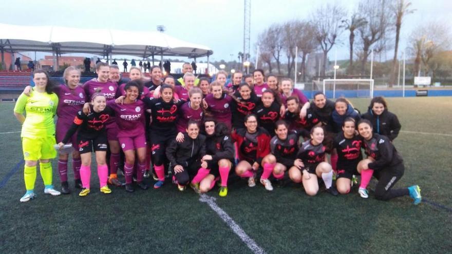 Las jugadoras eldenses posan con el Manchester City.