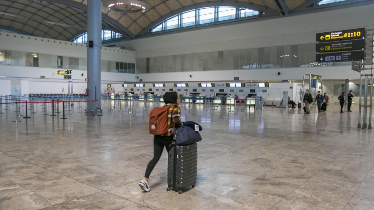 Una pasajera acude a facturar al aeropuerto de El Altet durante el covir-19