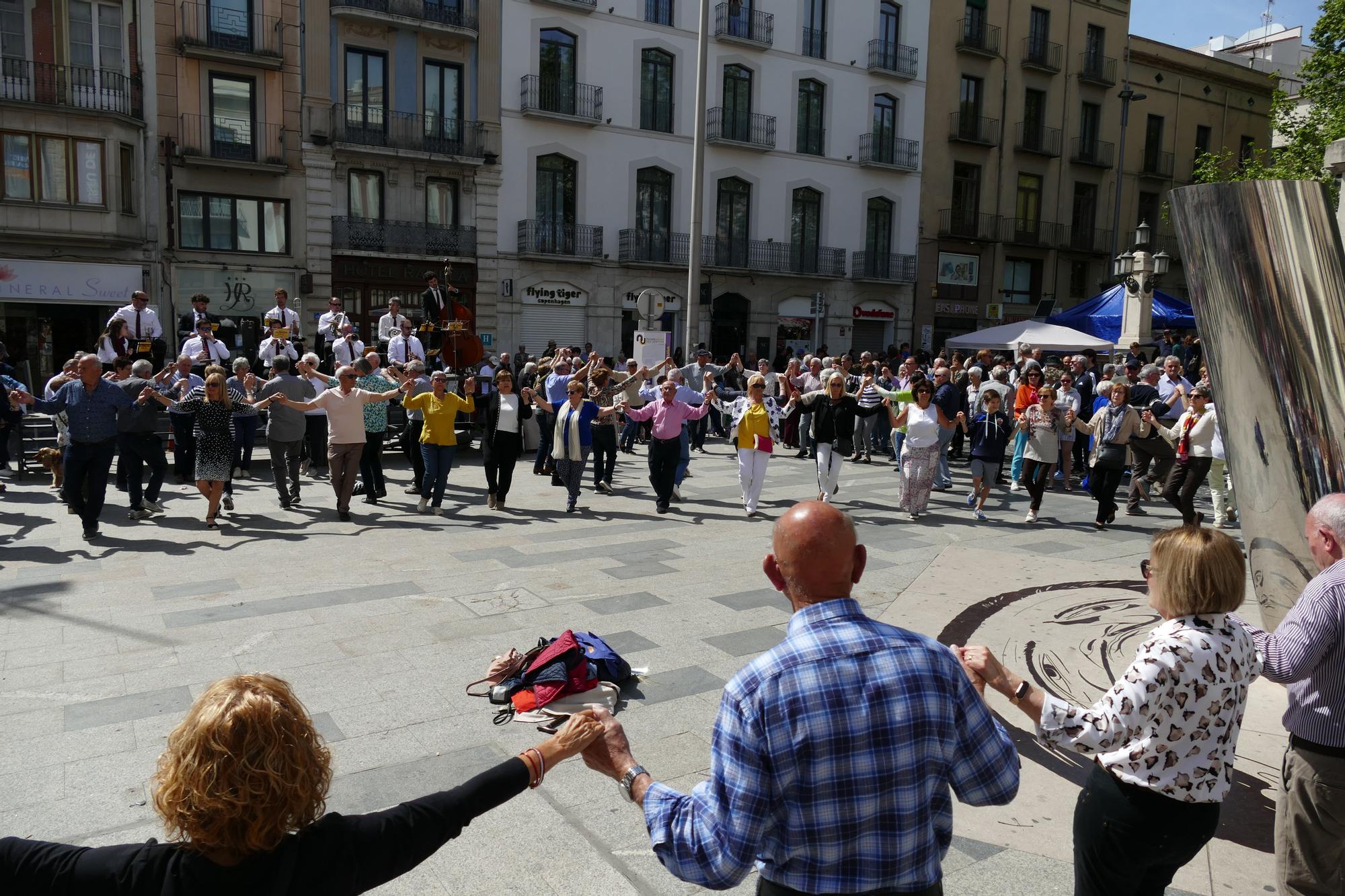 Figueres viu un Sant Jordi multitudinari