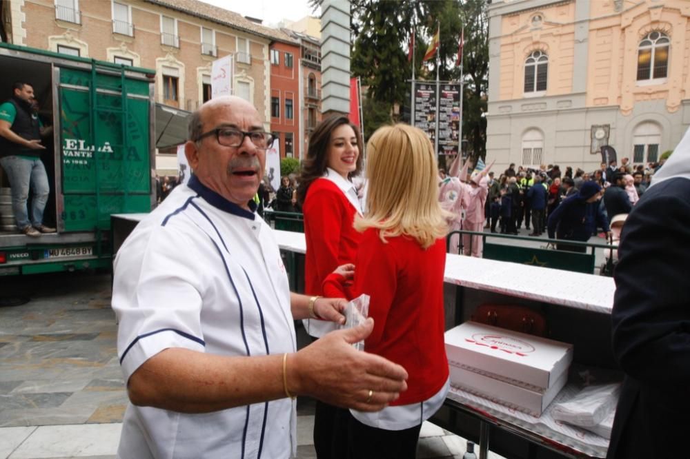 Reparto de pasteles de carne en la plaza del Romea