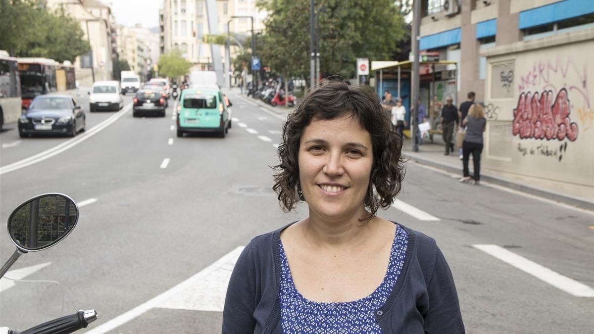 Anna Gomez, ambienóloga  de la Agència de Salut Pública de Barcelona, junto a la plaza de Lesseps