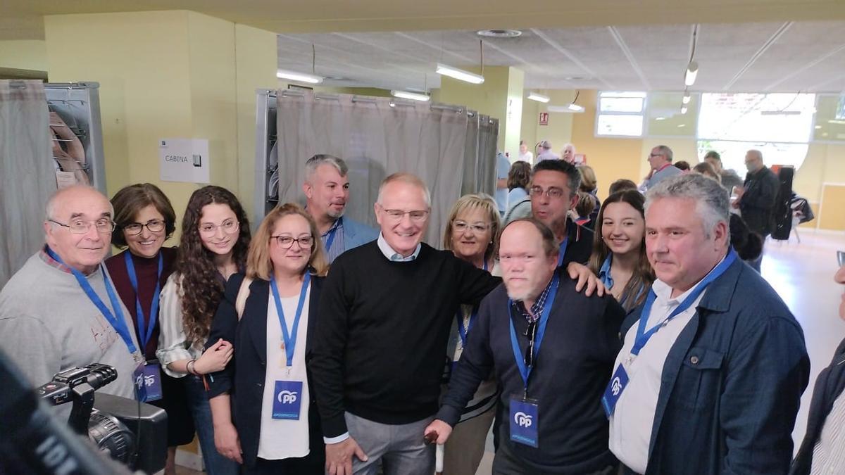 Diego Canga en un colegio electoral