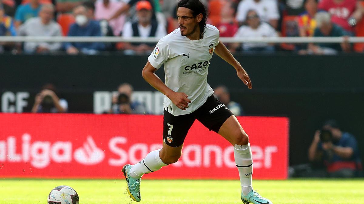 Edinson Cavani, en una acción de partido en Mestalla