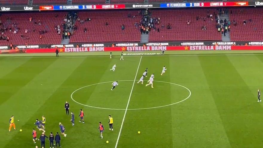 ¡Ovación a Tek de aficionados poloneses durante los rondos postpartido!