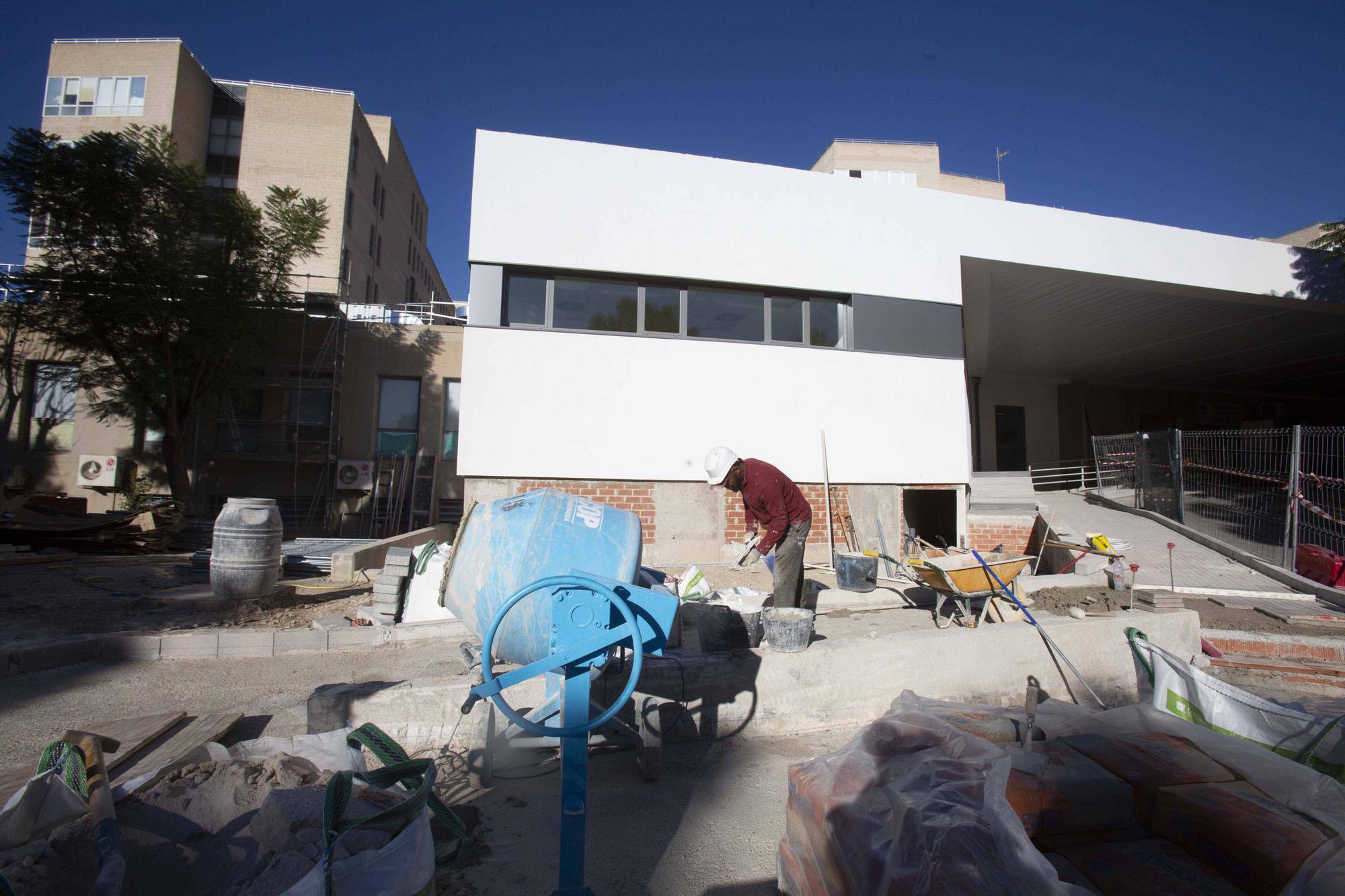 El conseller de Sanidad Miguel Mínguez visita el futuro hospital de día oncológico y la remodelación de las urgencias del hospital Sant Joan d’Alacant