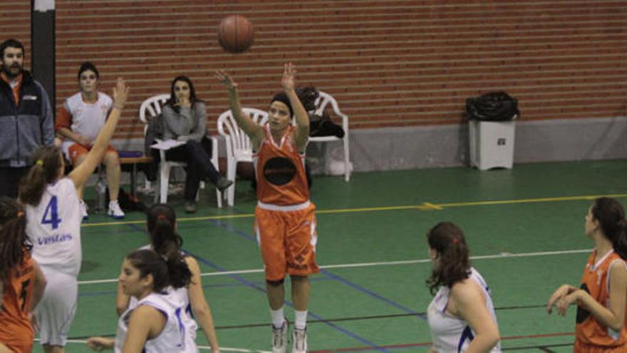 Una de las jugadoras del equipo júnior del Zamarat lanza a canasta.