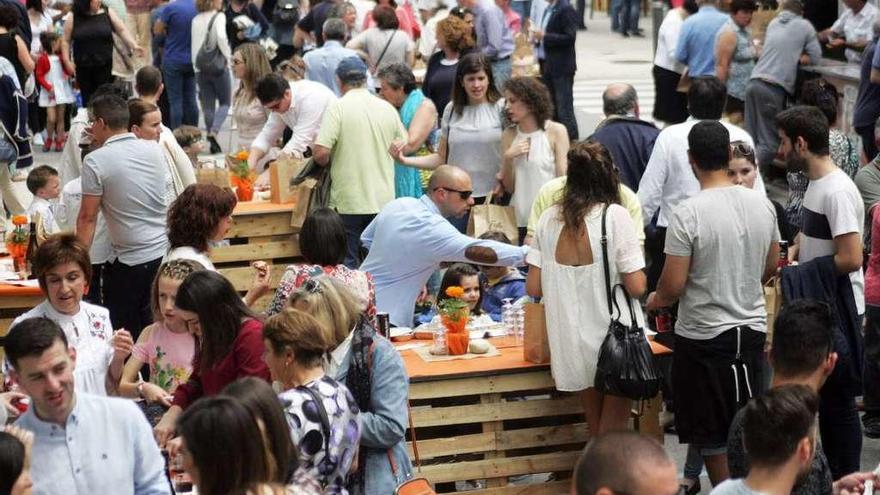 El entorno de la Praza do Mercado, lleno de público en torno a las 14 horas del domingo. // Bernabé/Luismy