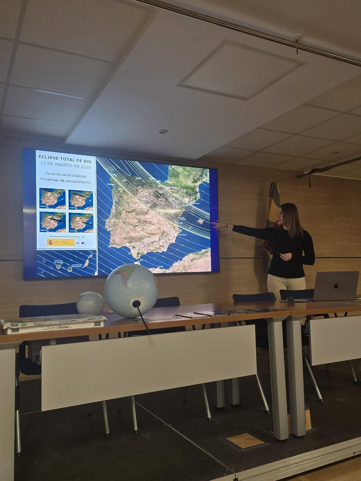 Lucía González durante la charla celebrada el lunes en Pola de Allande.