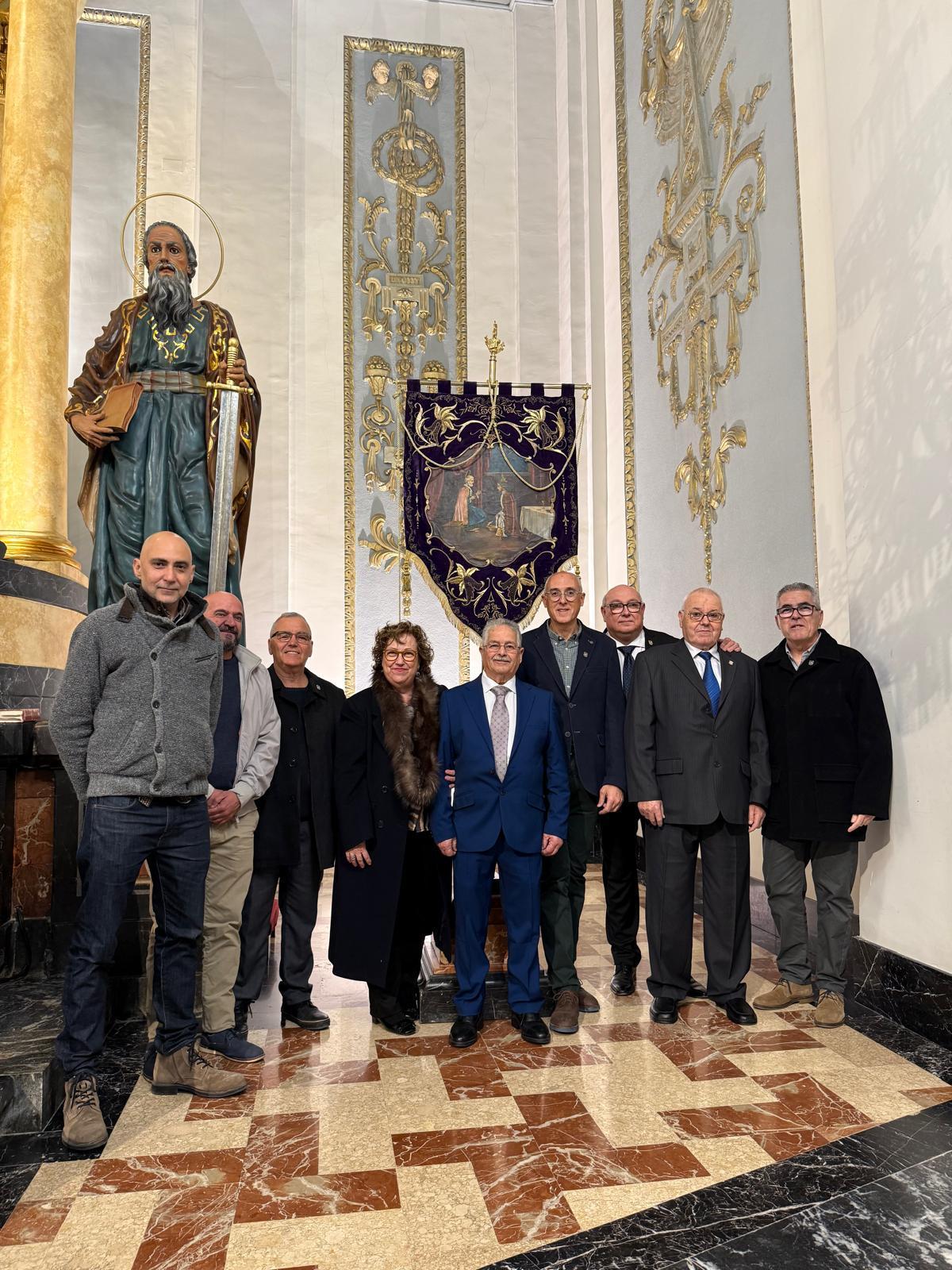 Cofrades de El Lavatorio junto al estandarte recién restaurado en la iglesia de Belén en Crevillent