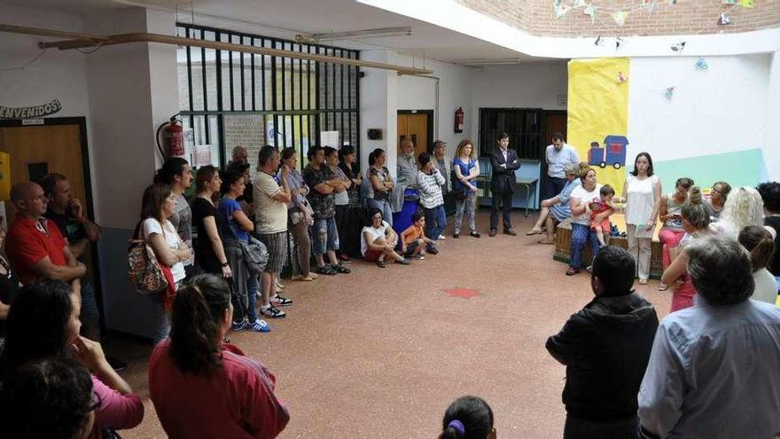 Los padres del colegio Nuestra Señora de la Humildad, reunidos en el centro, junto a representantes políticos y vecinales, ayer por la tarde.