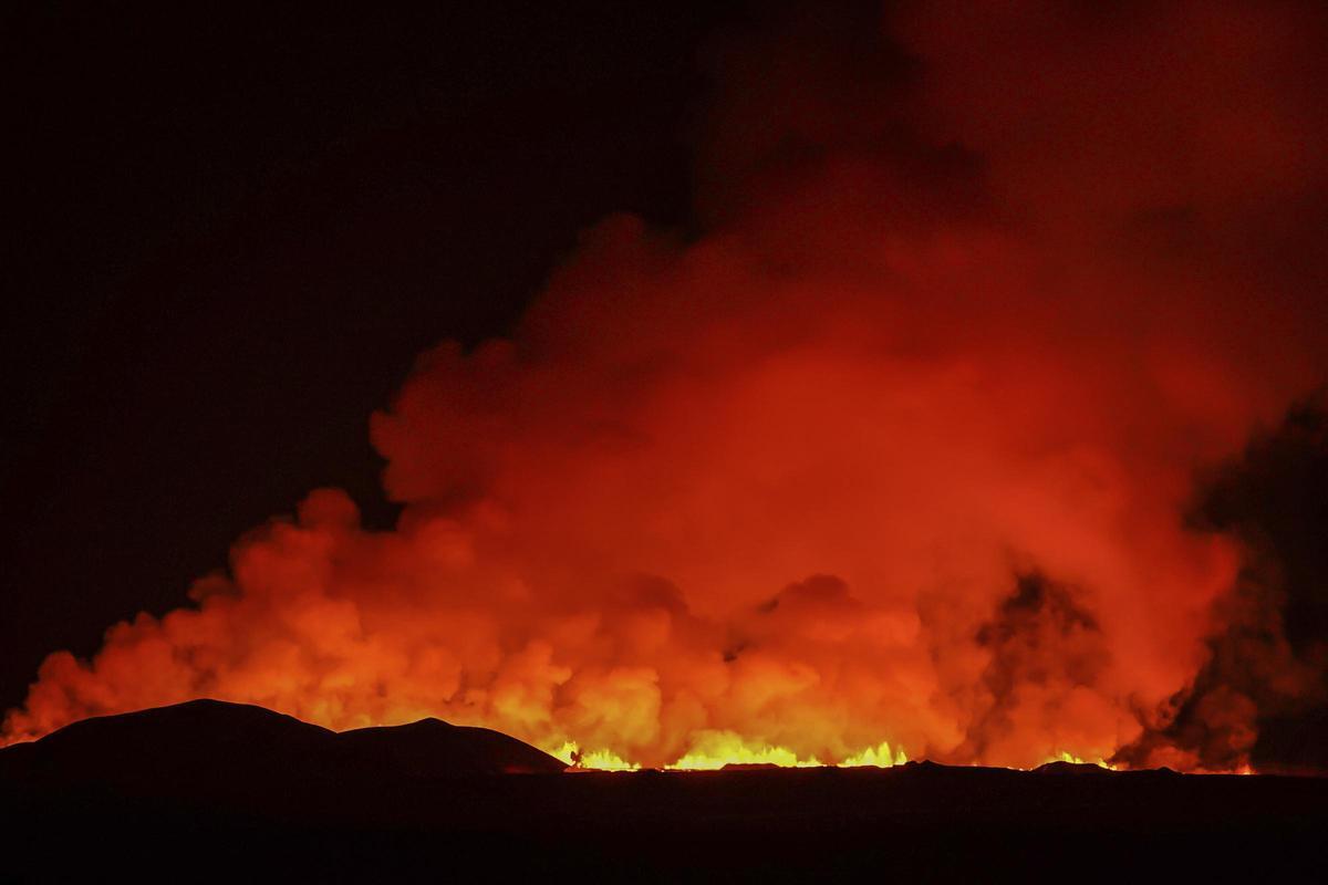 Una erupción volcánica irrumpe al oeste de Islandia