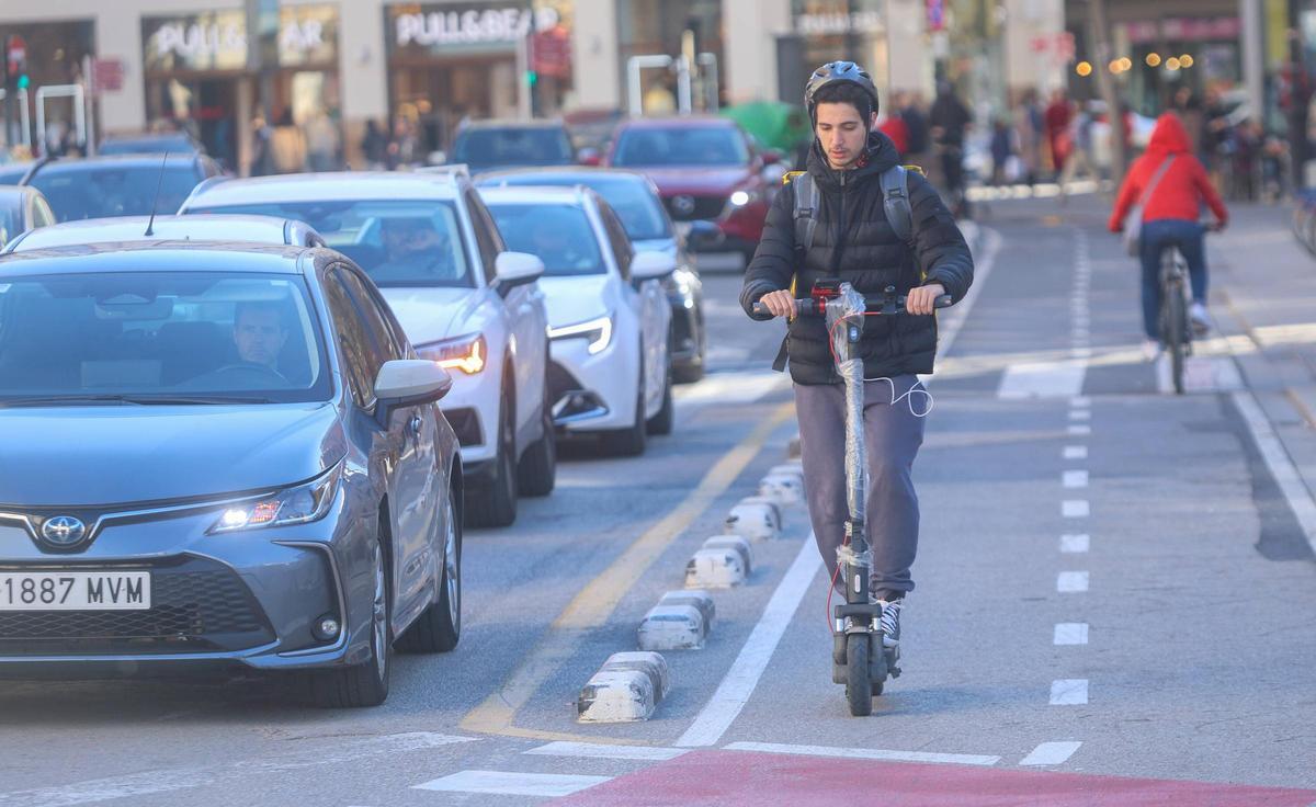 Imagen de archivo de un usuario de patinete eléctrico.