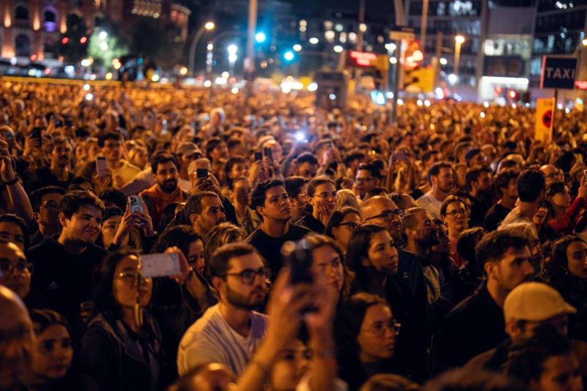 Durante las Fiestas de la Mercè, la tecnología 5G fue testada junto a Bombers de Barcelona, la Guardia Urbana y el Institut Municipal d’Informàtica. En la imagen, asistentes del piromusical de la Mercè 2025 sacan fotos con sus teléfonos.