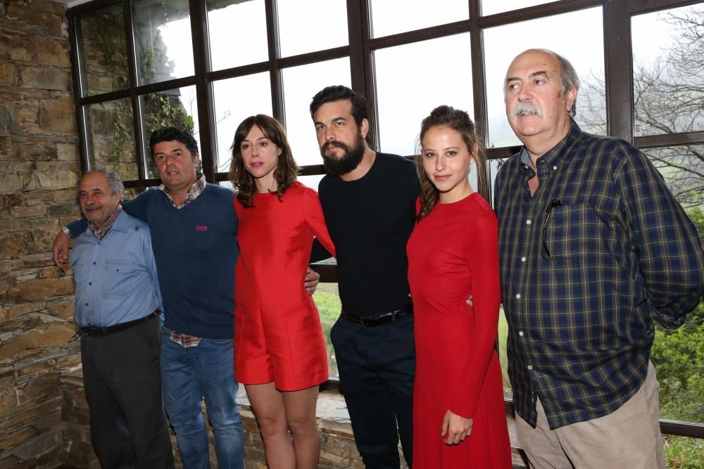 El elenco de la película "Bajo la piel de lobo" se reune en La Rectoral de Taramundi