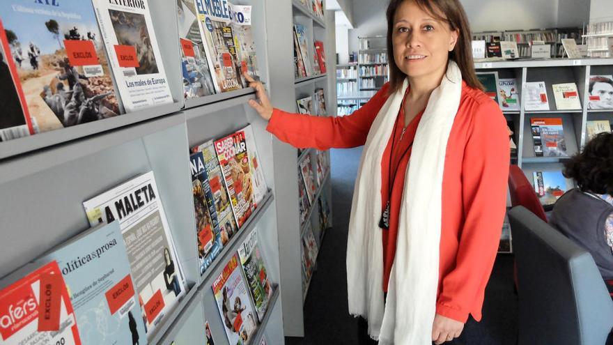 La directora, Nati Vilanova, a la secció de publicacions periòdiques