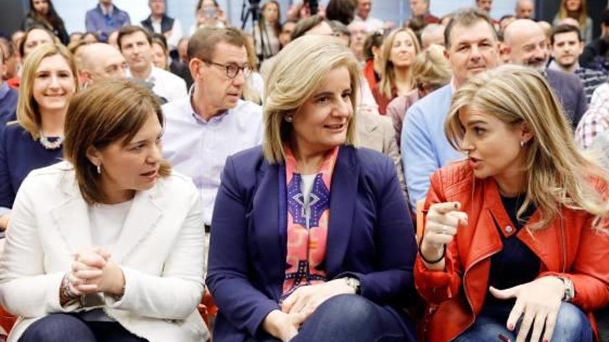 Fátima Báñez entre Isabel Bonig y Eva Ortiz, ayer en la sede del PP.