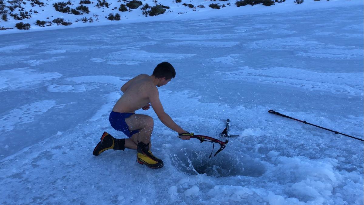 Óscar Barrero agujerea la laguna de Vizcodillo para darse un chapuzón