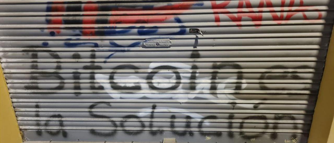 l Oben: „Bitcoin ist die Lösung“ heißt es laut einem Graffiti-Künstler in Palma.
l Links unten: Einer der zwei Bitcoin-Automaten in Palma.
l Rechts unten: Christian Luecke (Mitte) veranstaltet Bitcoin-Treffen in Palma.   | FOTOS: ROHM/BENDGENS/PRIVAT