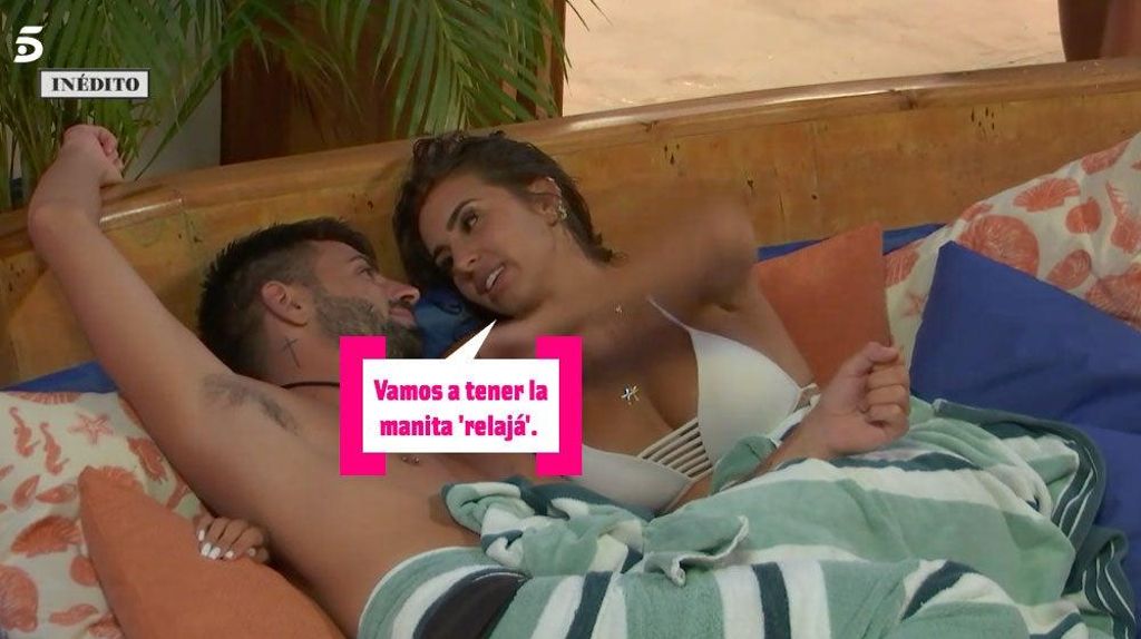 Marina e Isaac en el sofá de la villa