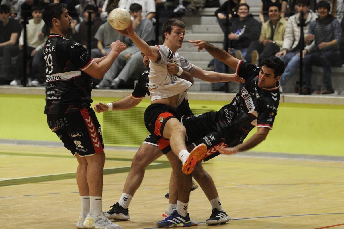 Una acción del encuentro jugado ayer en el pabellón Lalín Arena. | BERNABÉ/JAVIER LALÍN