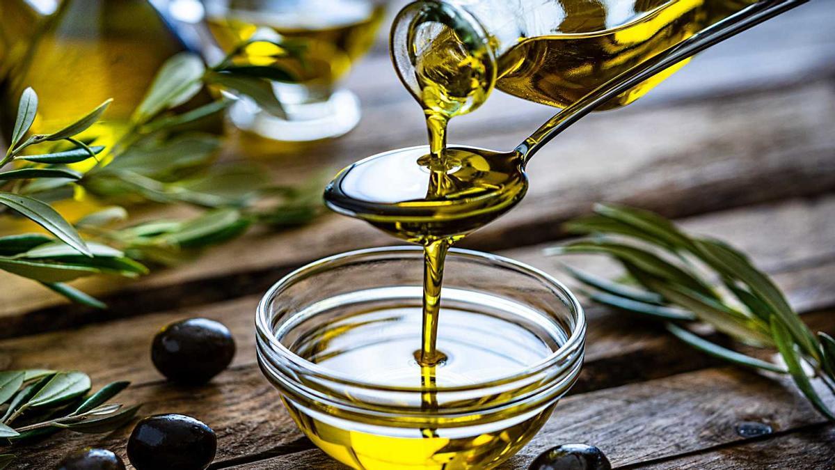 El aceite de oliva es conocido por sus múltiples beneficios, como el limón.