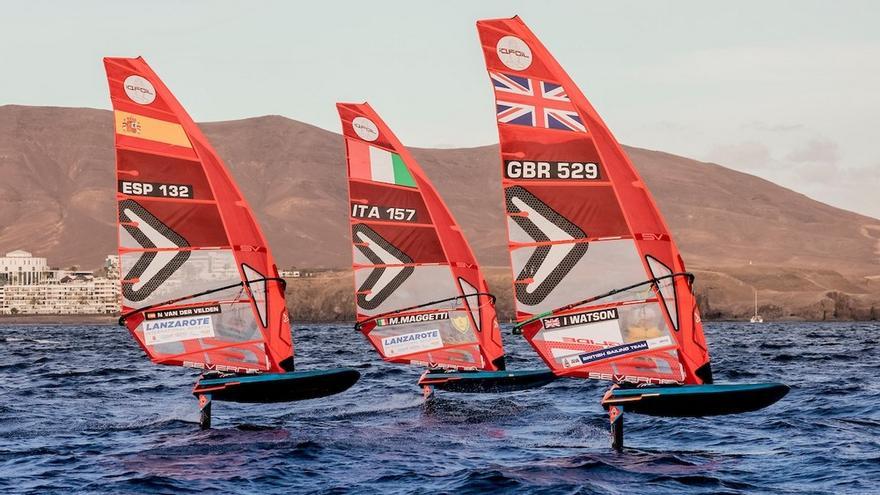 Nicole van der Velden vuela hacia la victoria en iQFoil