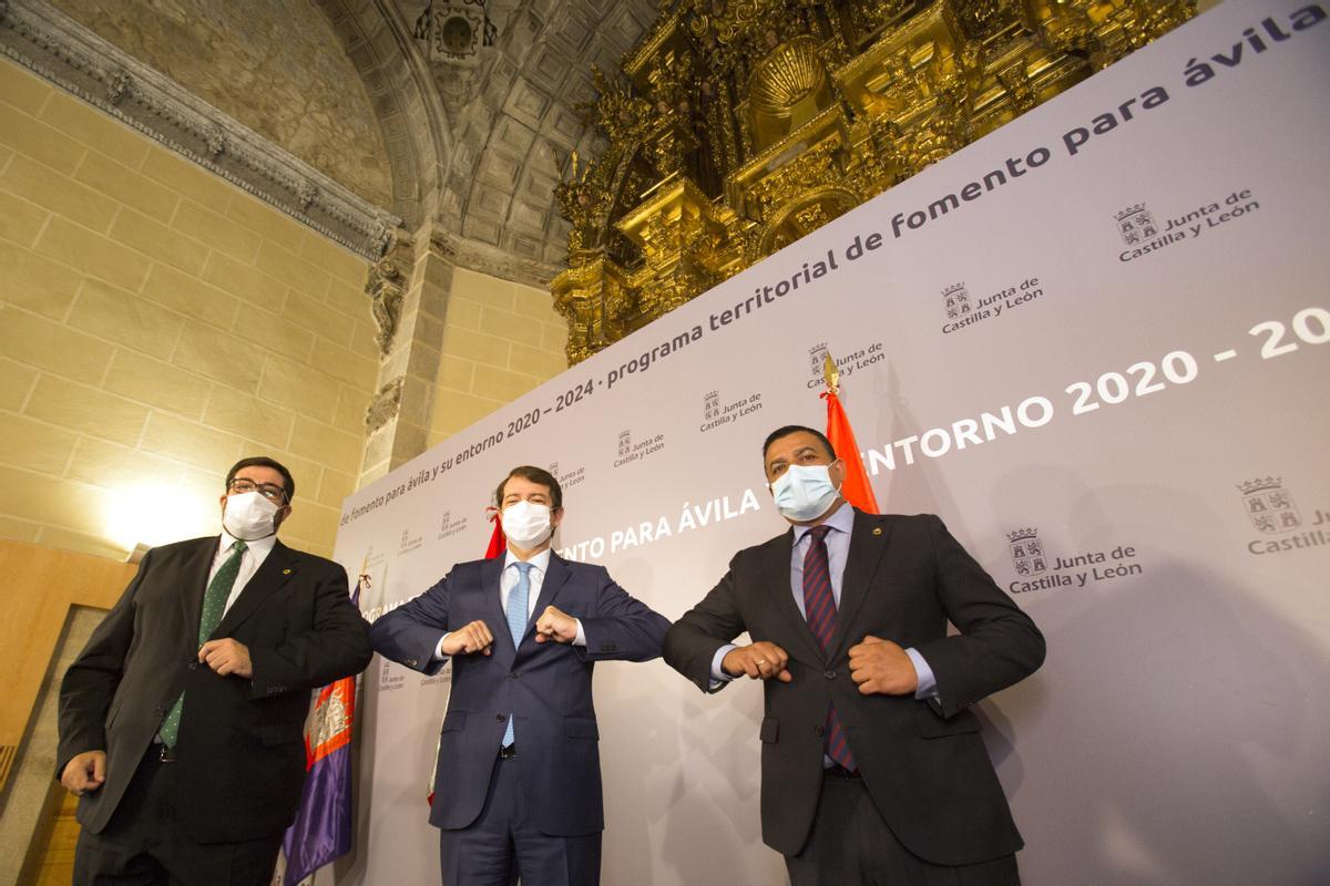 El alcalde de Ávila, junto a Fernández Mañueco (c.), presidente de Castilla y León, y Carlos García, presidente de la Diputación de Ávila