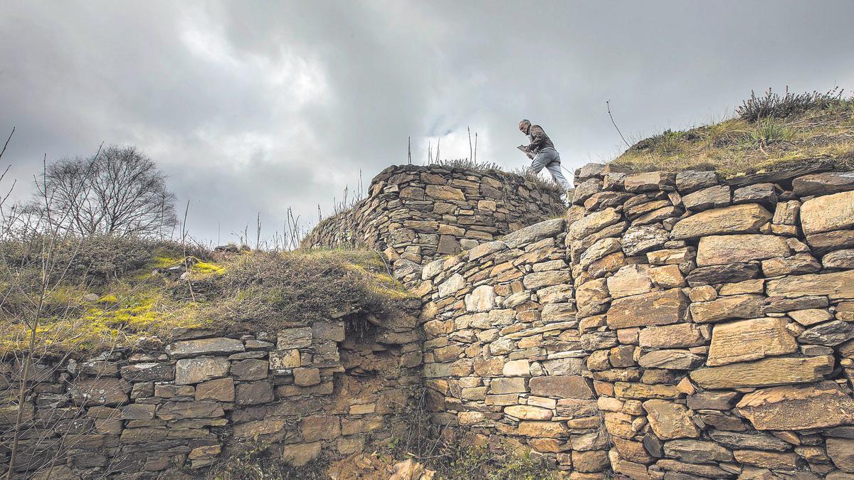 Parte de la muralla de módulos, un sistema de defensa compartimentado para evitar destrucciones totales, en el castro de San Chuis (Allande). | Miki López