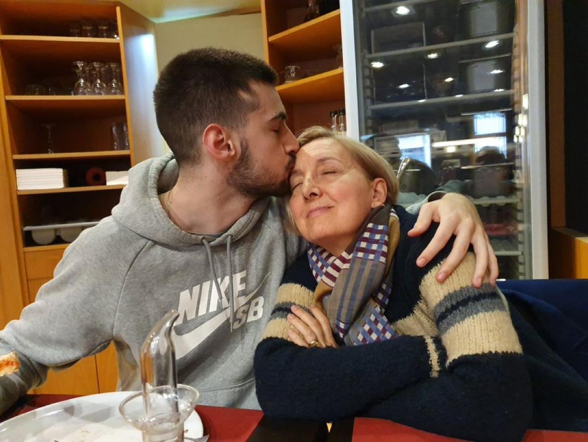 Pilar Rosanes junto a su hijo Josep, arrollado por un turismo cuando viajaba con su moto en Dumbría en 2020.