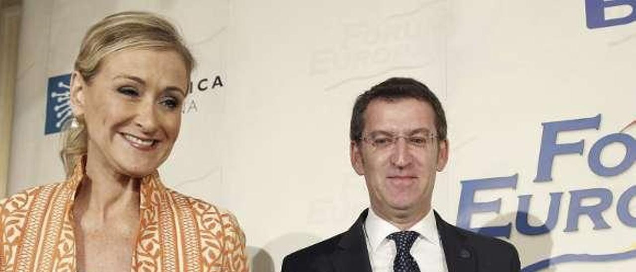 Núñez Feijóo y Cristina Cifuentes, ayer en Madrid.