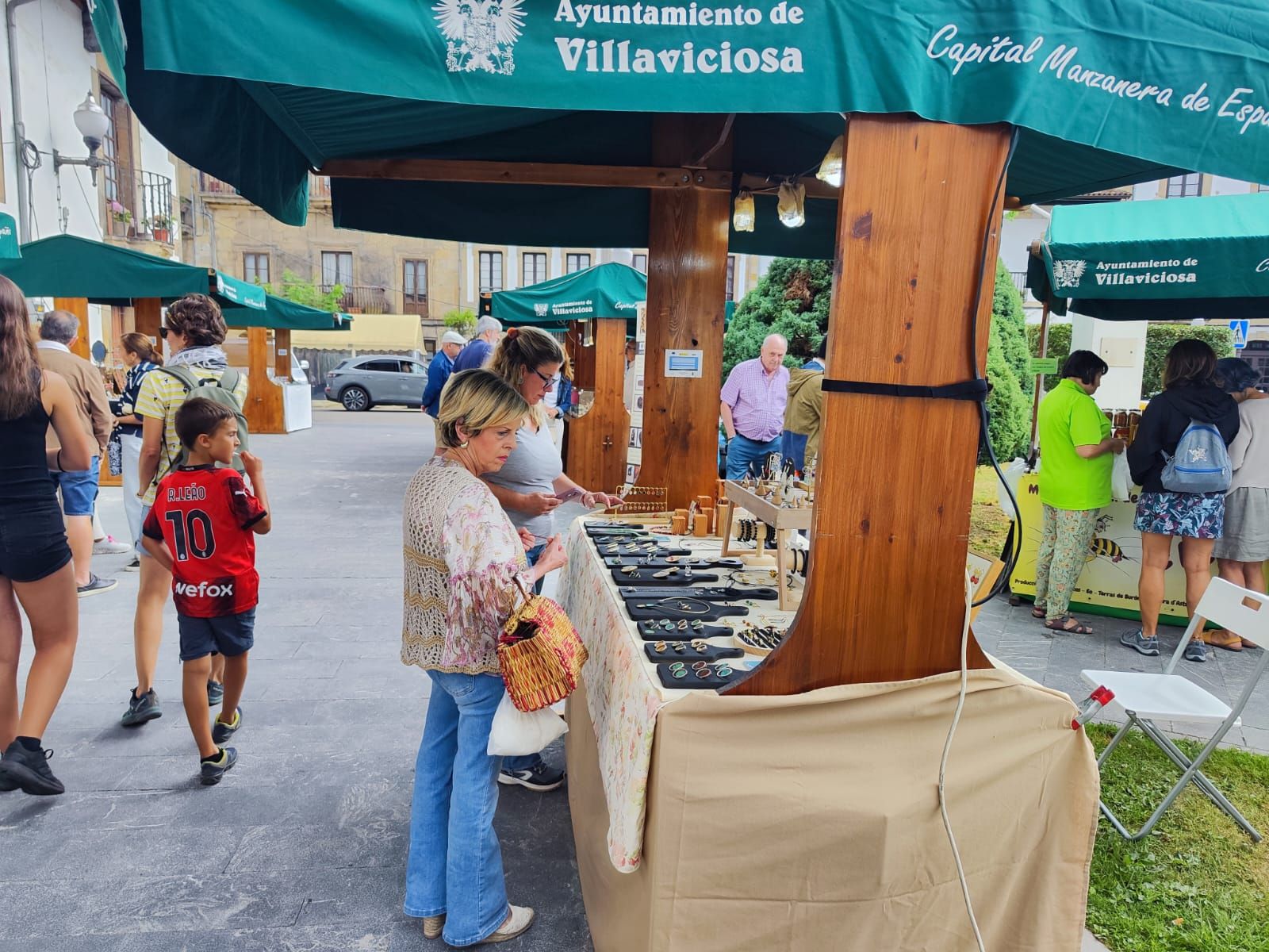 Comercio y artesanía llenan las calles de Villaviciosa