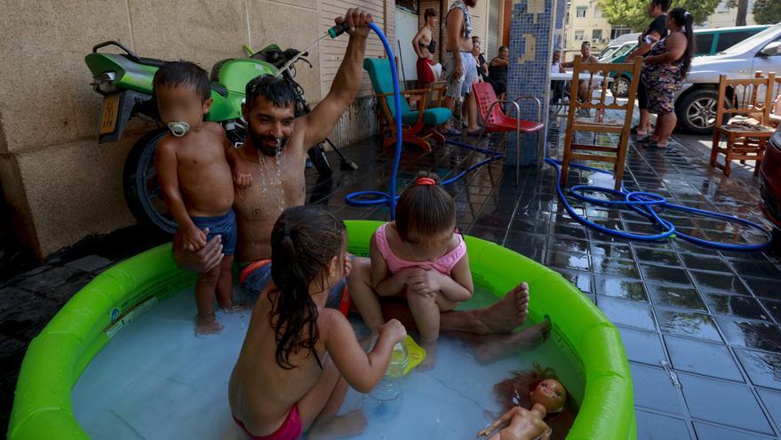 Sobrevivir a la ola de calor en un barrio empobrecido: &quot;Solo podemos llevar a los niños a la piscina una vez al mes&quot;