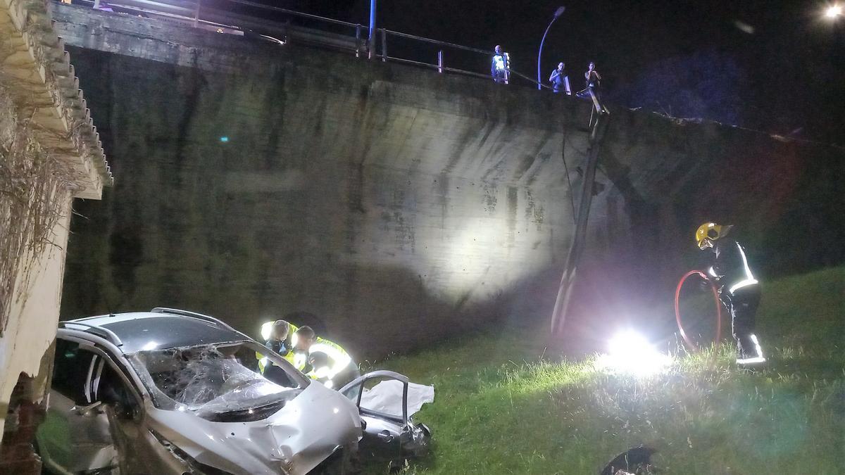 Efectivos de los equipos de emergencias, en el lugar del accidente de tráfico con un fallecido en Cecebre.