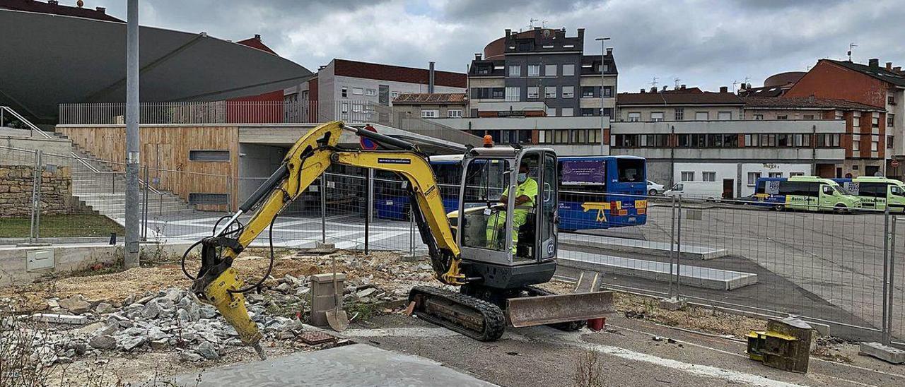 Trabajos ayer en la estación de autobuses de Pola de Siero.