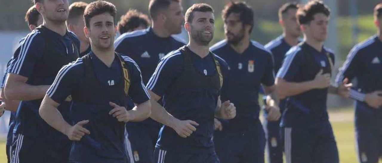 En primer término, Carlos Hernández, Jimmy y Rodri, ayer en el entrenamiento del Oviedo.