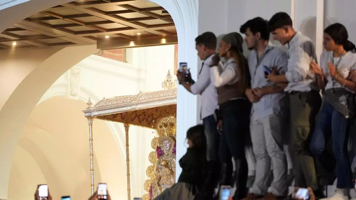 Así ha sido el salto a la reja de la Virgen del Rocío