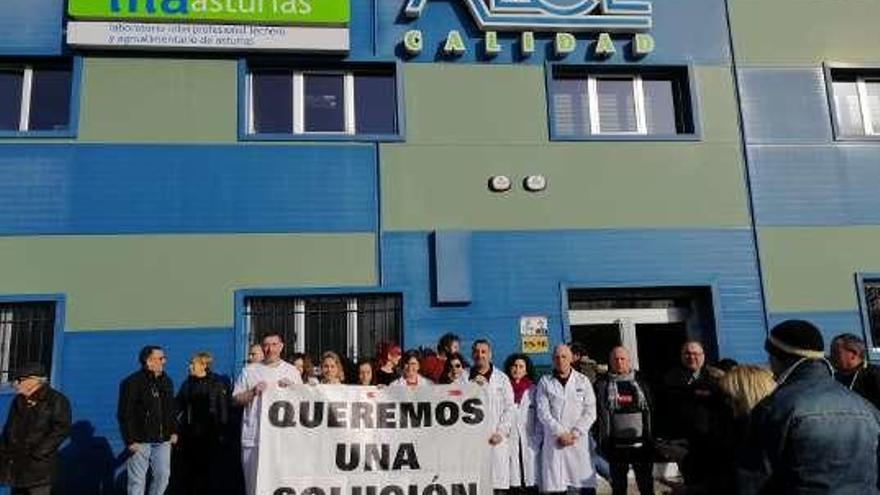 Concentración de trabajadores de Alce ayer ante la empresa.