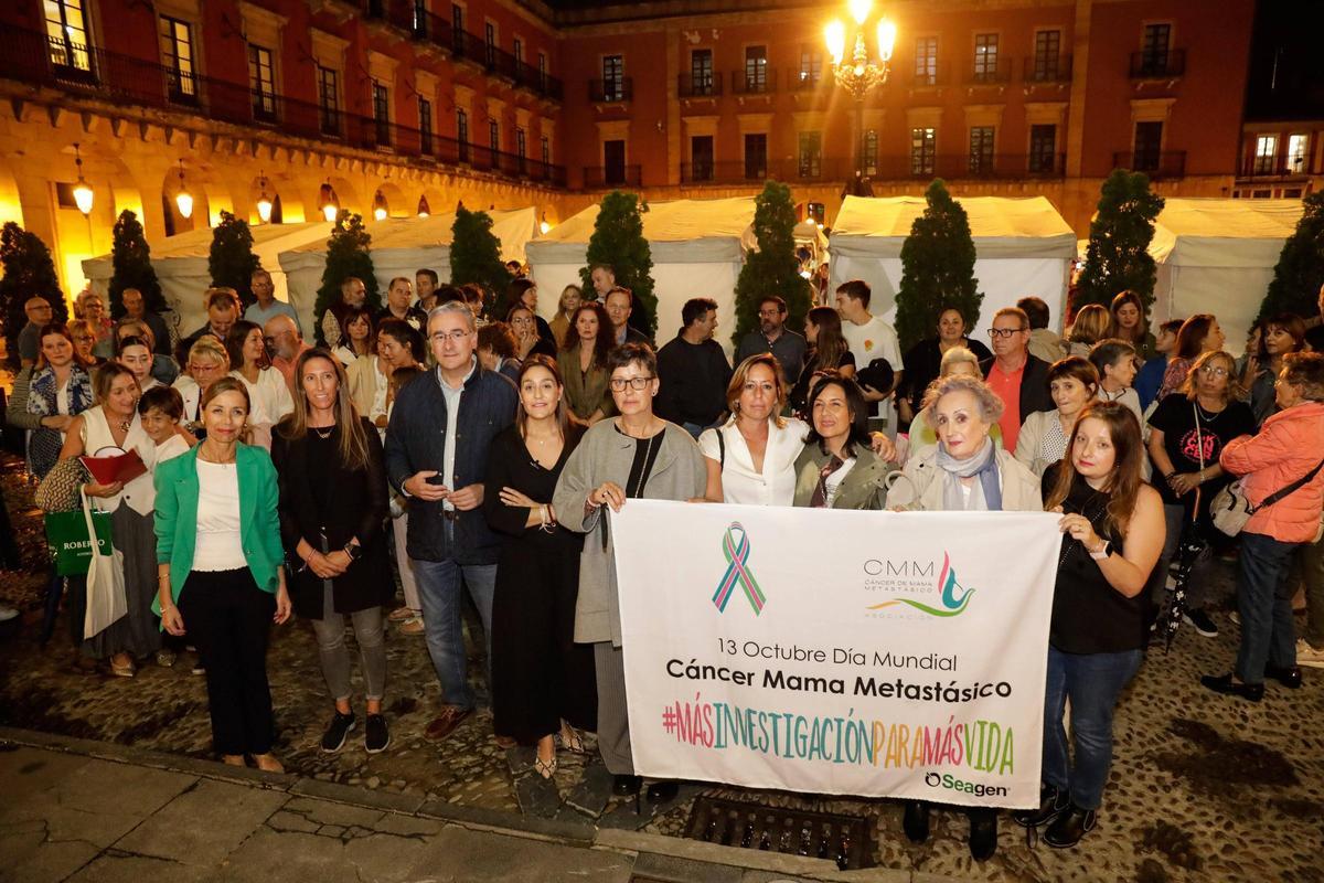 Lectura del manifiesto en la plaza Mayor de Gijón de las afectadas de cáncer de mama metastásico
