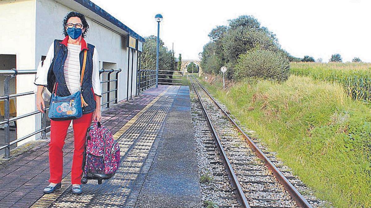 Alicia González, esperando al tren nel apeaderu castropolense de Tol. | T. Cascudo