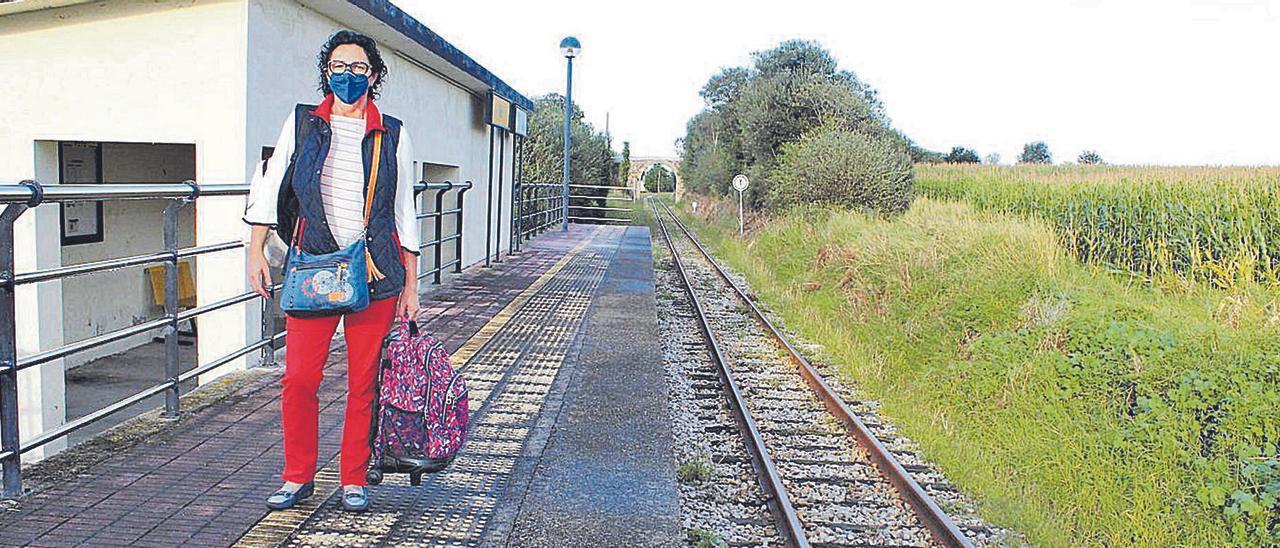 Alicia González, esperando al tren en el apeadero castropolense de Tol. | T. Cascudo