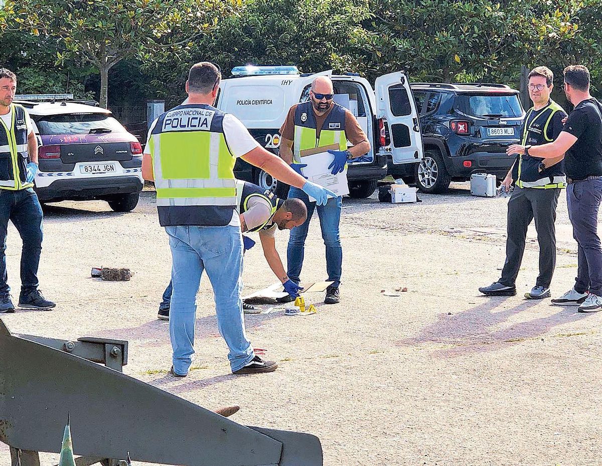 Agentes de la Policía Científica en el lugar en el que ocurrió la multitudinaria pelea. | Suso Souto