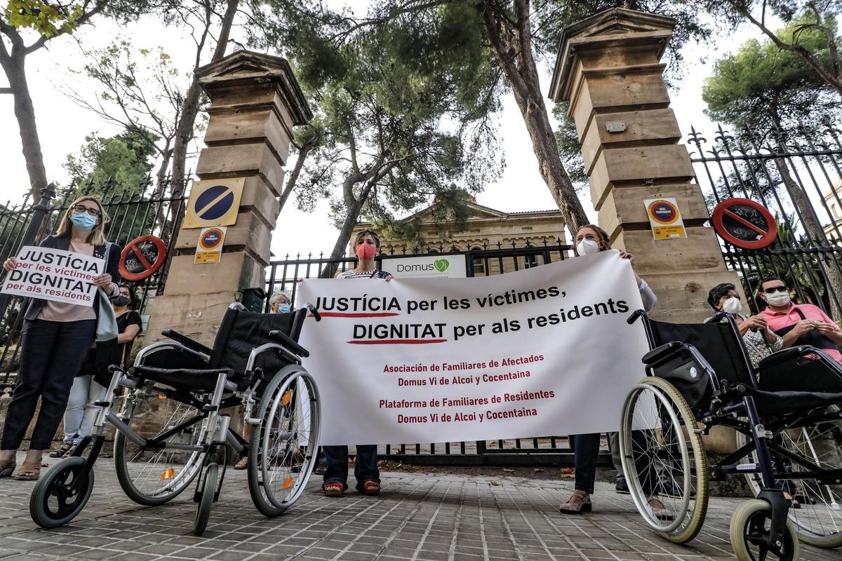 Protesta de familiares por la muerte de 74 personas en el geriátrico de Oliver