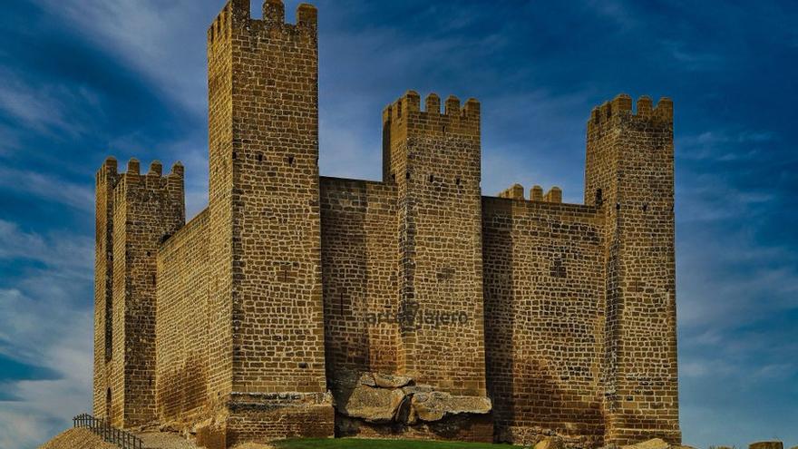 La siete torres del Castillo de Sábaba aportan carácter al complejo.