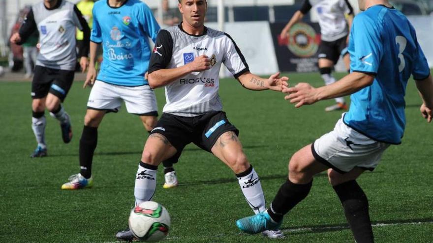 Iván Fernández presiona a un jugador del Boiro en la promoción de ascenso de la pasada campaña.