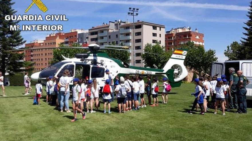 Los escolares aprenden de la Guardia Civil