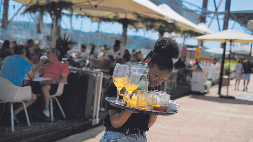 Una camarera, en su jornada de trabajo en un restaurante en Lisboa.