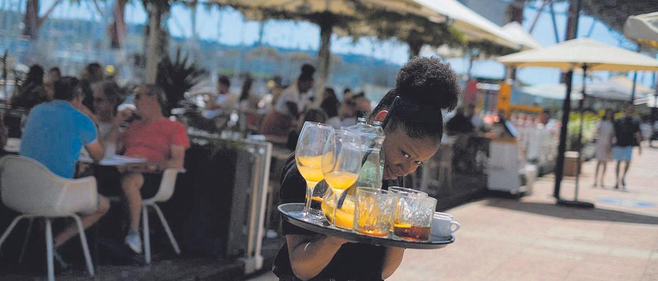 Una camarera, en su jornada de trabajo en un restaurante en Lisboa.