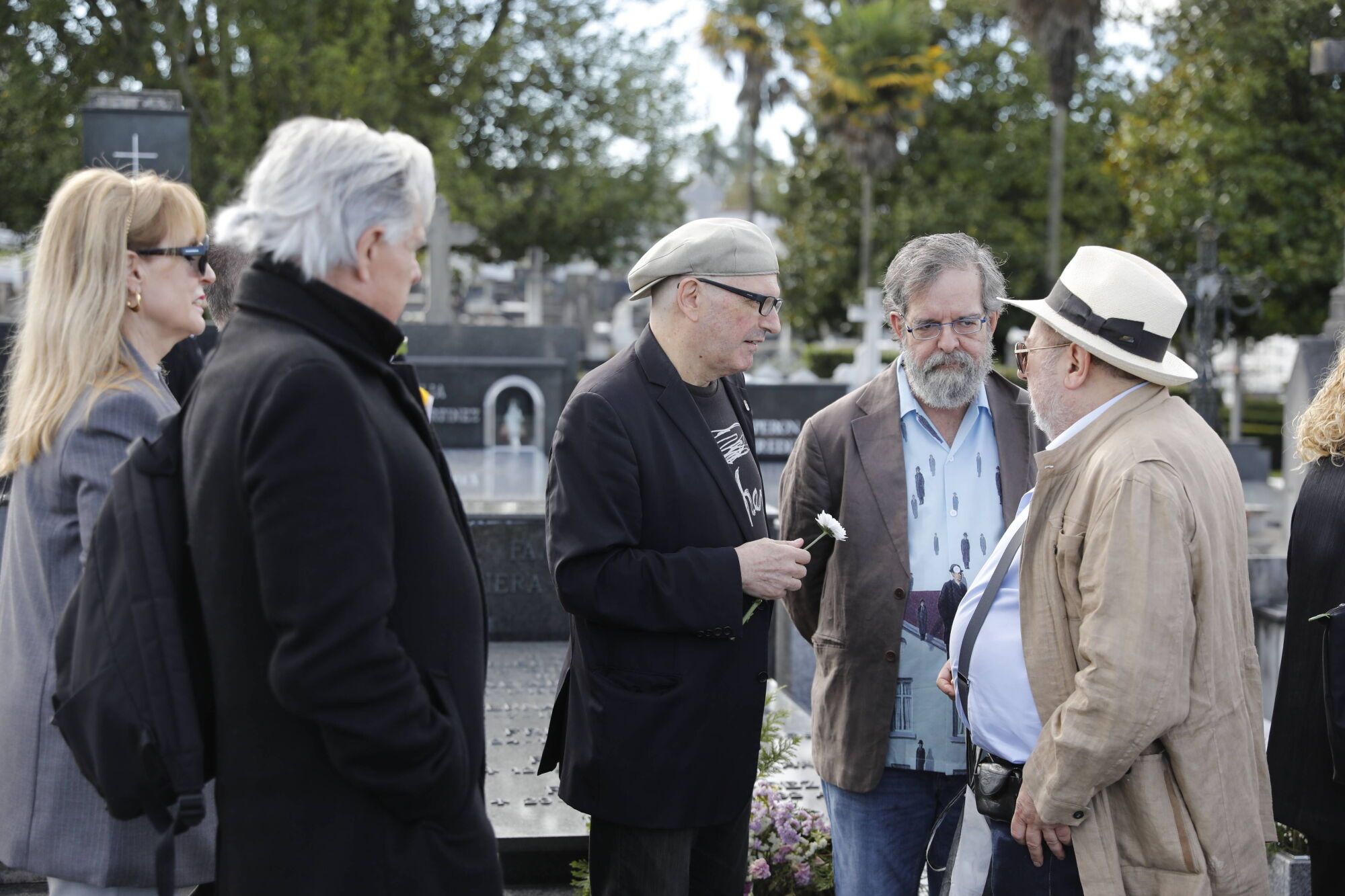 Versos con flores para Ángel González